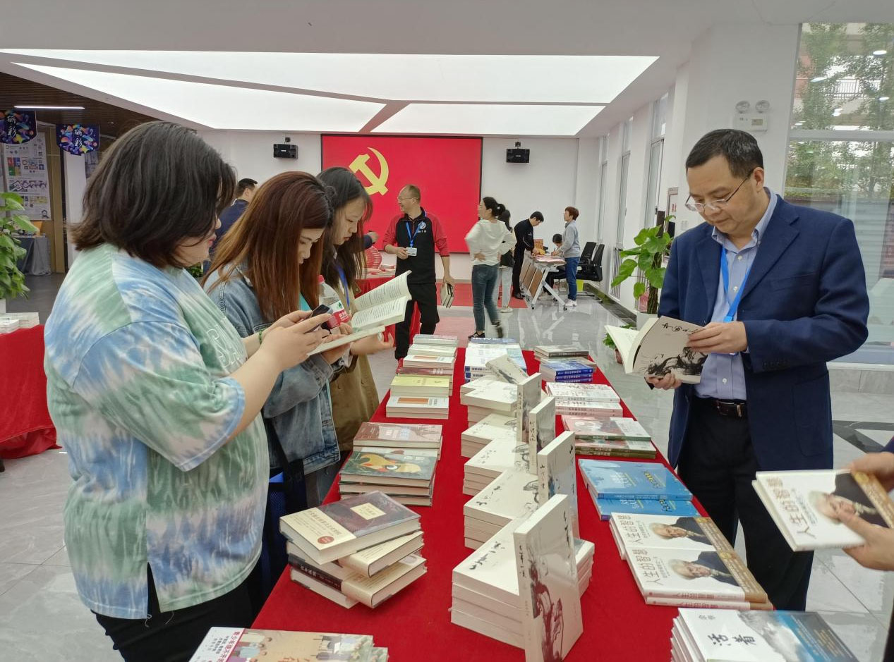 學校圖書館開辟“熱門圖書展區(qū)”和“紅色讀書角”，吸引師生學習紅色經(jīng)典，傳承紅色基因。